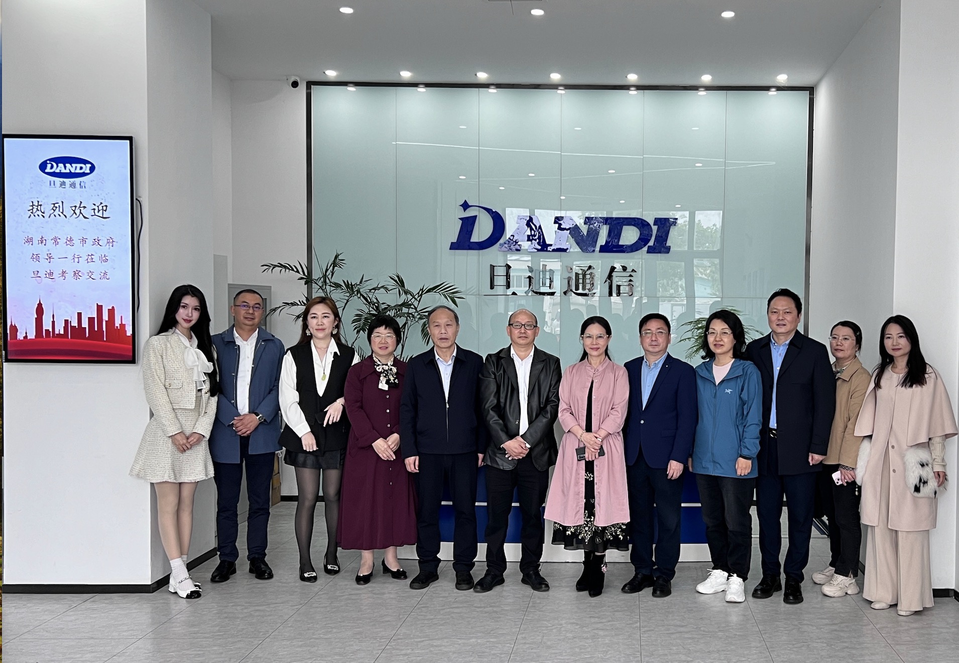 1712909717129182.jpg 前臺(tái)合影.jpg